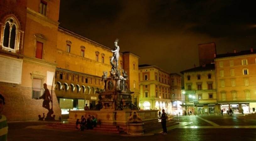 Plac Maggiore Plac Maggiore - zwiedzanie Włoch pociągiem z PolishTrains